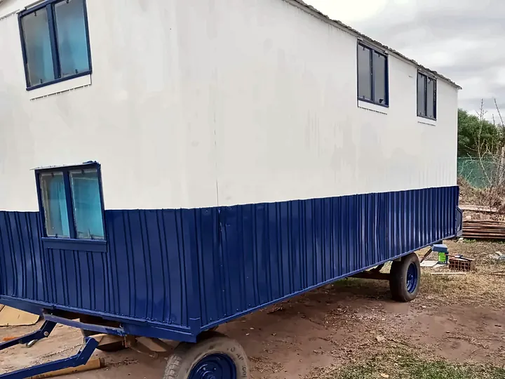 Casilla rural 4 camas blanca y azul, vista exterior