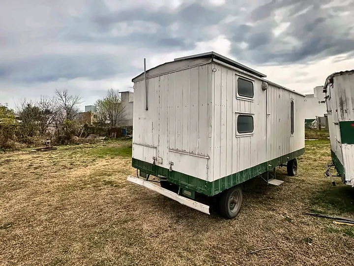 Casilla rural instalada en el campo, lista para la cuadrilla